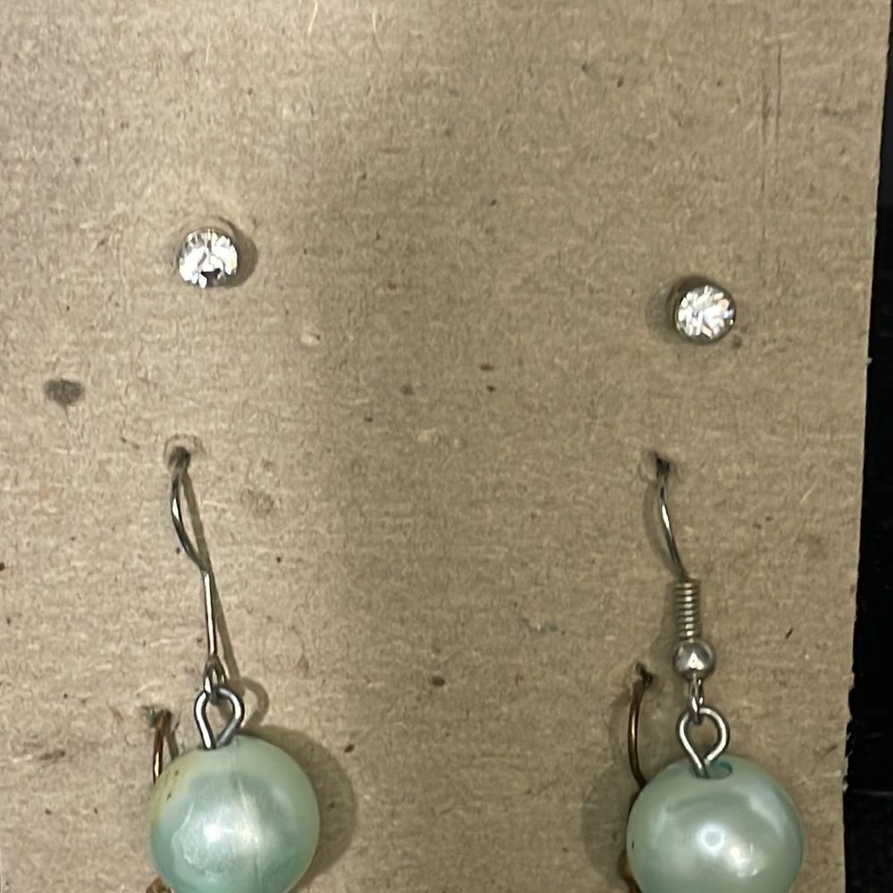Three sets of earrings - Picture 3 of 3